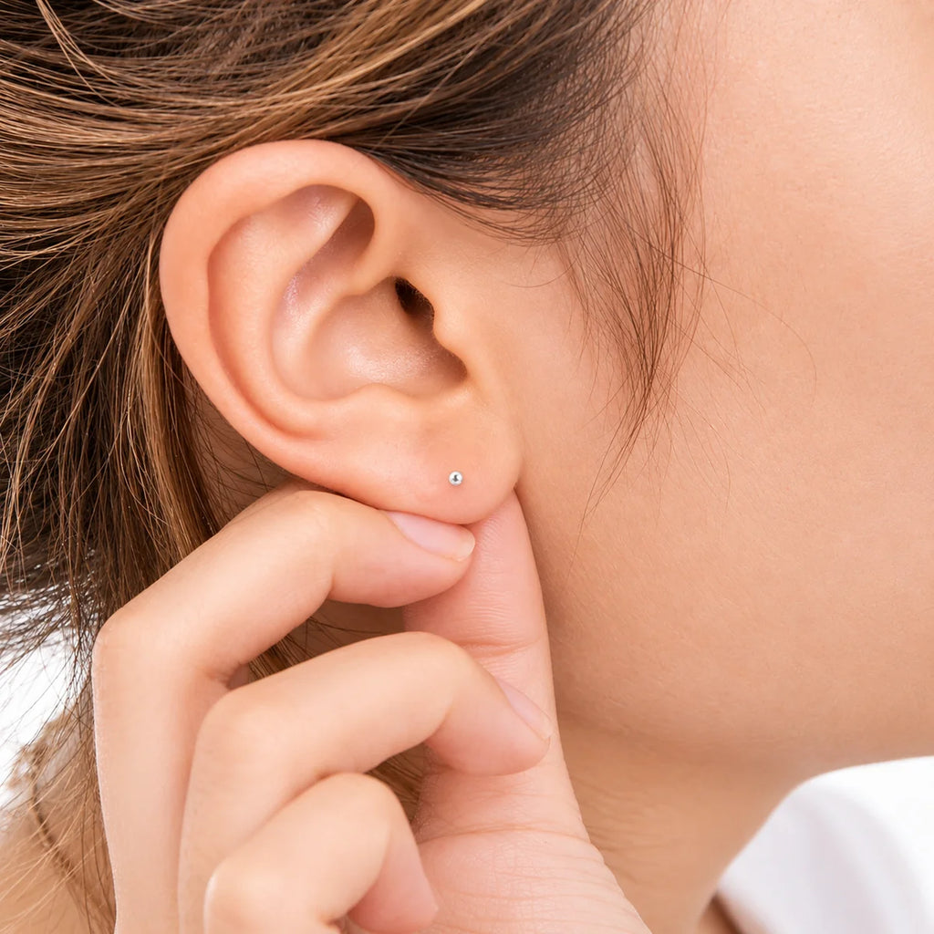 925 Silber Piercing-Stecker mit weißer Süßwasserperle – Handgefertigter Schmuck
