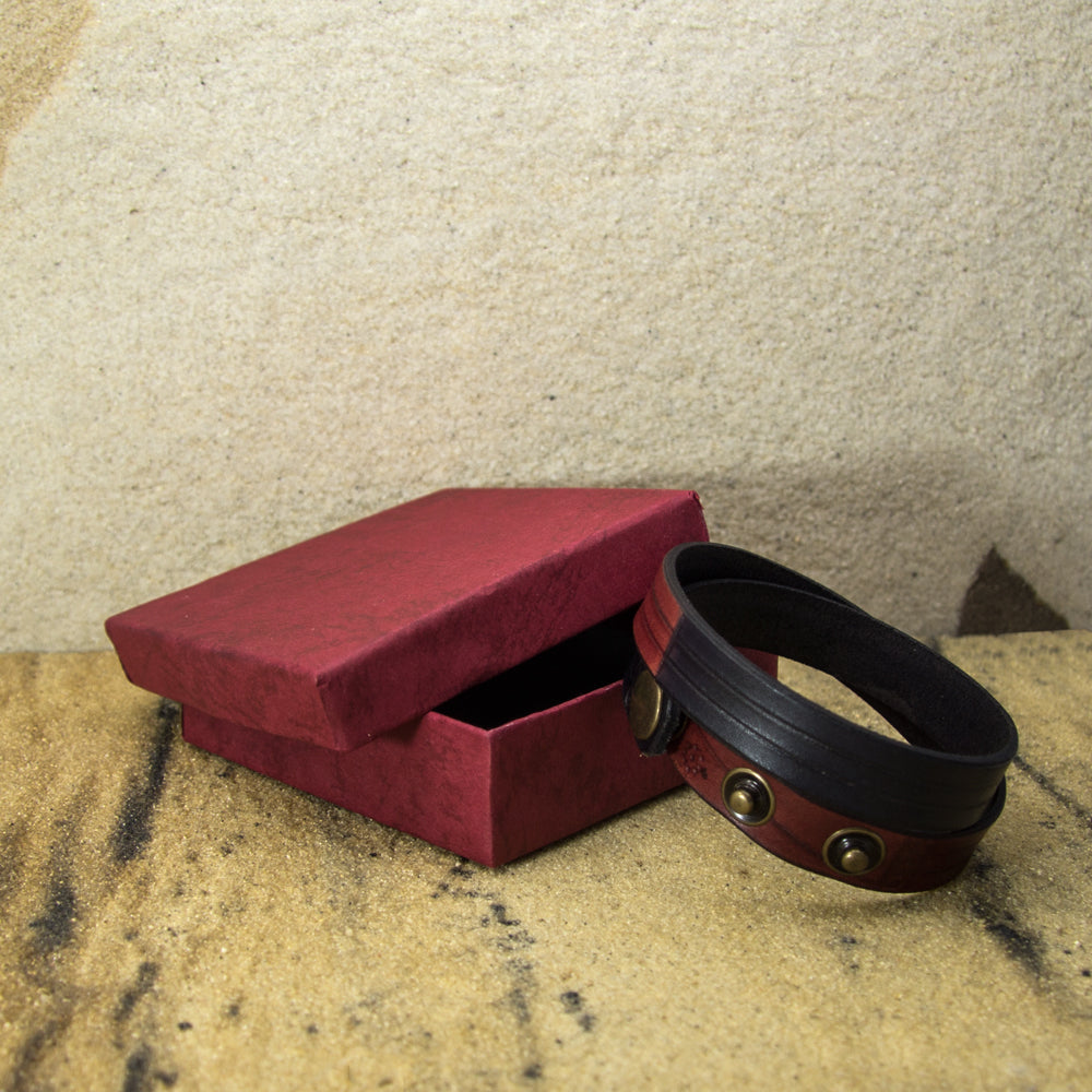 Herren Armband aus Echtleder, zweifarbig – handgefertigt, verstellbar & allergikerfreundlich | WILLYS JEWELLERY