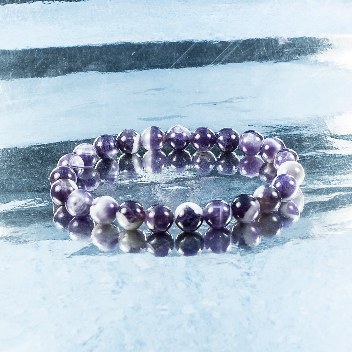 Amethyst-Armband, ein Stein des Mutes in atemberaubender lila-weißer Eleganz