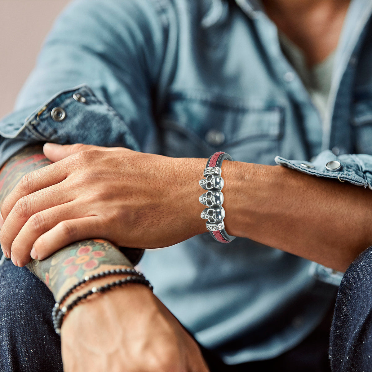 In Deutschland hergestelltes schwarzes und rotes Lederarmband – unvergleichliche Qualität und Stil | WILLYS JEWELLERY