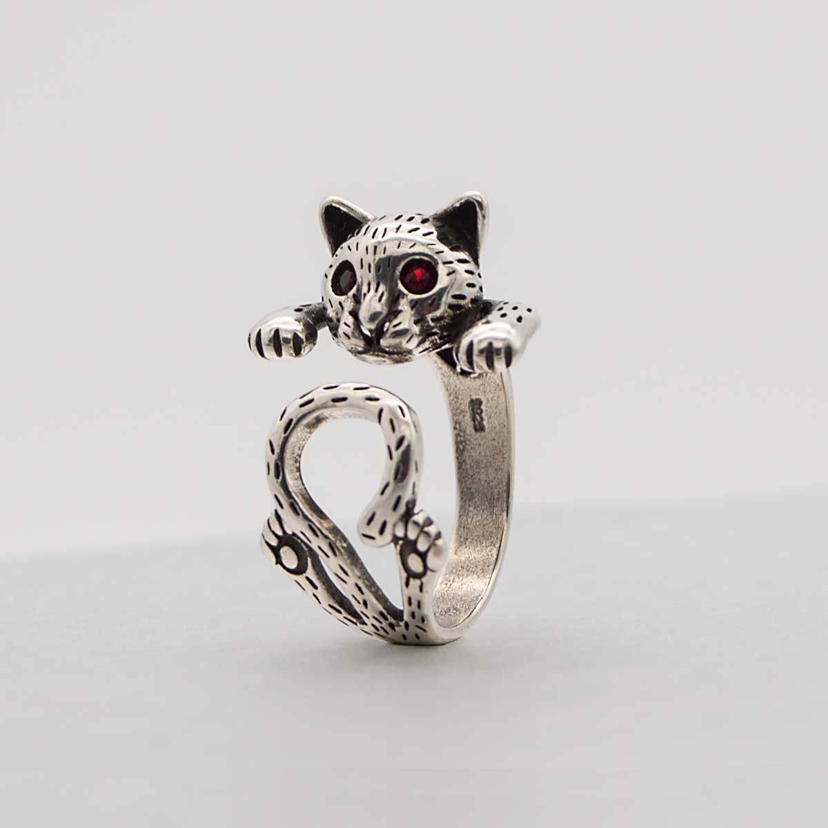 Katzenring aus 925 Sterling Silber – verspielter Tier-Ring mit roten Augen für Katzenfreunde | WILLYS JEWELLERY