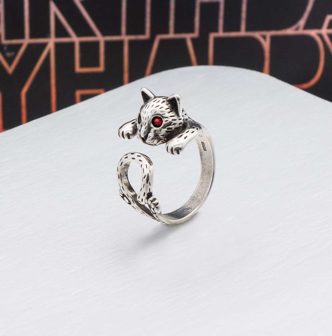 Katzenring aus 925 Sterling Silber – verspielter Tier-Ring mit roten Augen für Katzenfreunde | WILLYS JEWELLERY