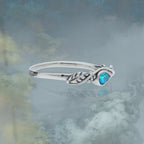 925 Sterling Silber Ring mit blauem Opal – zarter Tropfenring im Blättermotiv | WILLYS JEWELLERY
