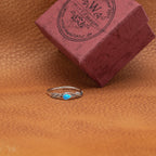 925 Sterling Silber Ring mit blauem Opal – zarter Tropfenring im Blättermotiv | WILLYS JEWELLERY