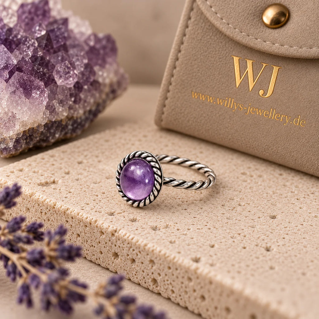 Handgefertigter Ring aus 925er Sterlingsilber mit hellem Amethyststein