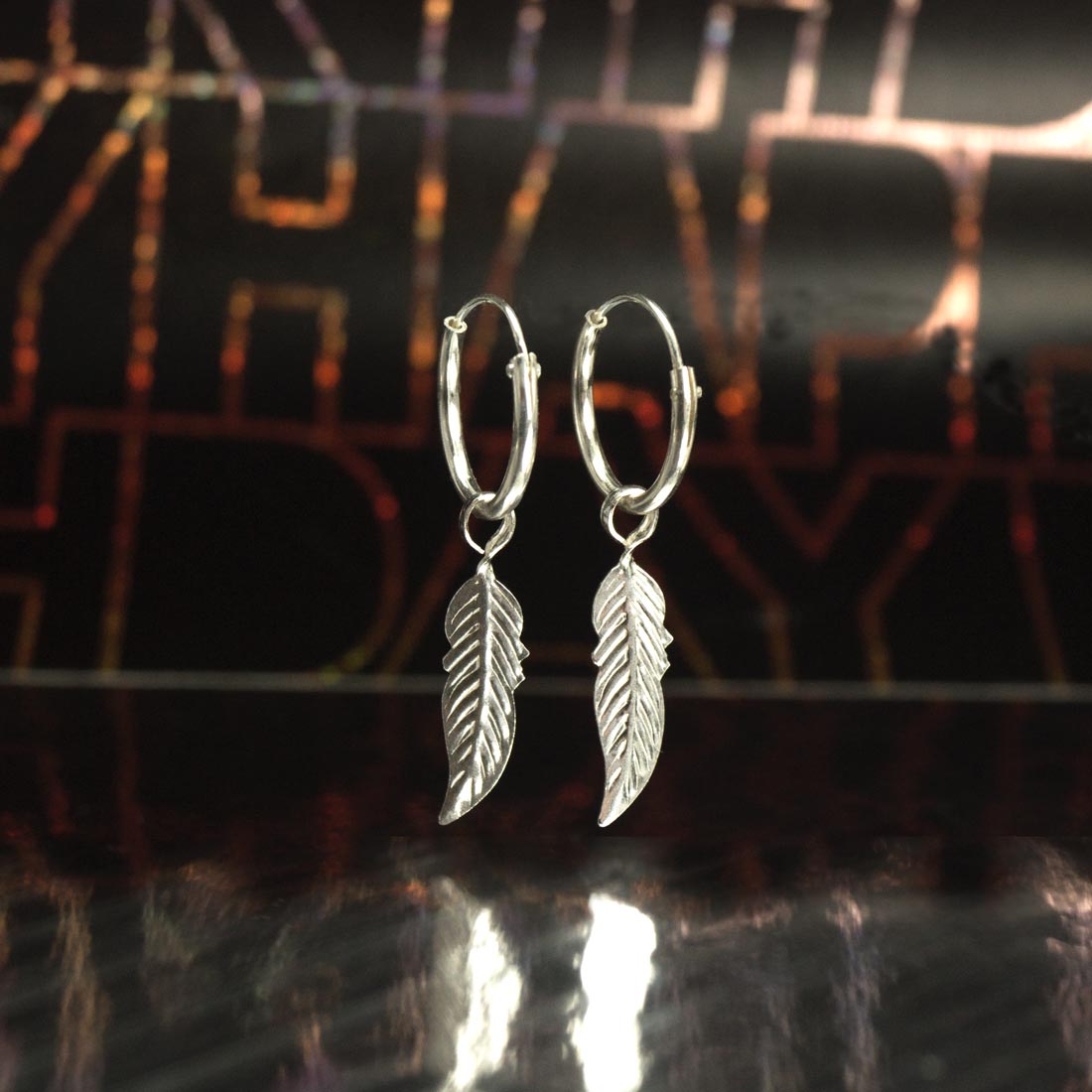 925 Sterling Silber Creolen mit Feder-Anhänger – Vintage Glücksbringer Ohrringe für Damen & Herren | WILLYS JEWELLERY