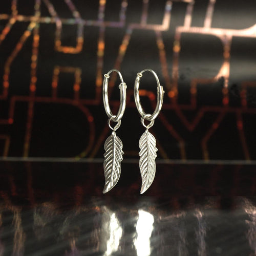 925 Sterling Silber Creolen mit Feder-Anhänger – Vintage Glücksbringer Ohrringe für Damen & Herren | WILLYS JEWELLERY