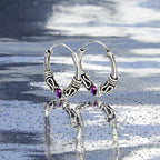 Gotische Creolen-Ohrringe 925 Silber mit lila Zirkonia – Vintage Mini Hoops für Damen