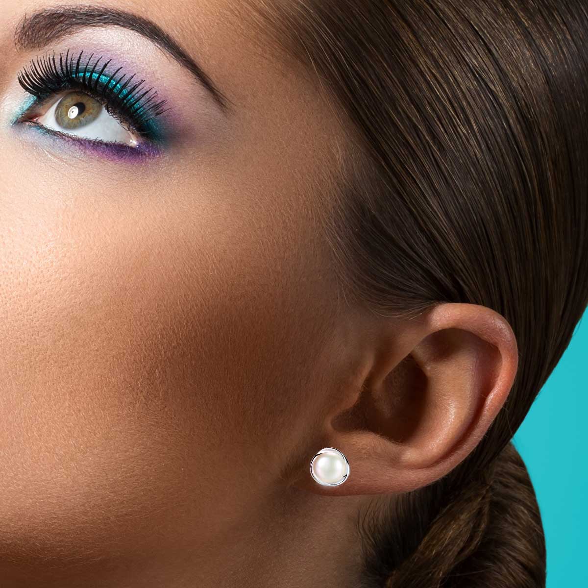 Elegante 925 Sterling Silber Ohrstecker mit weißen Süßwasserperlen – zeitloser Glanz für Damen | WILLYS JEWELLERY
