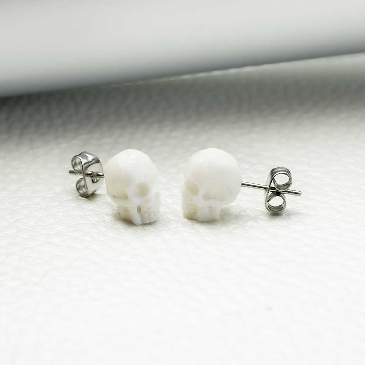 Unisex Ohrstecker Totenkopf aus natürliche und versteinerte Vegan - Harzohrringe in weißer Farbe | WILLYS JEWELLERY