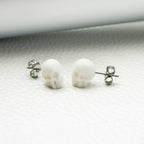 Unisex Ohrstecker Totenkopf aus natürliche und versteinerte Vegan - Harzohrringe in weißer Farbe | WILLYS JEWELLERY