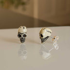 Unisex Ohrstecker Totenkopf aus natürliche und versteinerte Vegan - Ohrstecker in weißer Farbe | WILLYS JEWELLERY