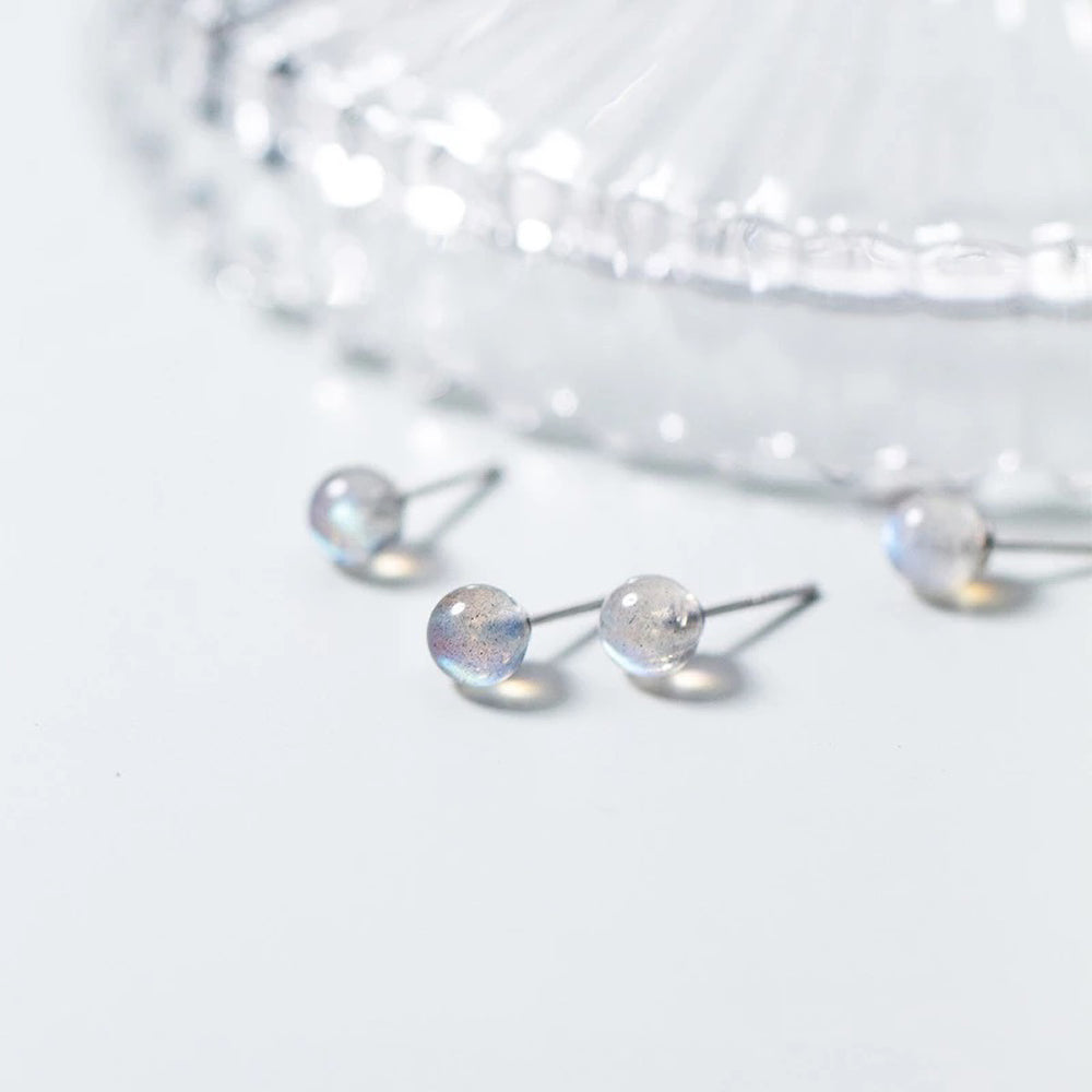 Elegante 925 Sterling Silber Ohrstecker mit Regenbogen-Mondstein – Stil, Glanz & Bedeutung | WILLYS JEWELLERY