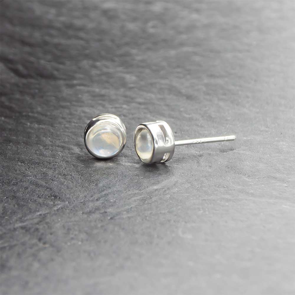 Elegante Ohrstecker aus 925 Sterling Silber mit Regenbogen-Mondstein – zeitloser Glanz & magisch | WILLYS JEWELLERY