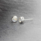 Elegante Ohrstecker aus 925 Sterling Silber mit Regenbogen-Mondstein – zeitloser Glanz & magisch | WILLYS JEWELLERY