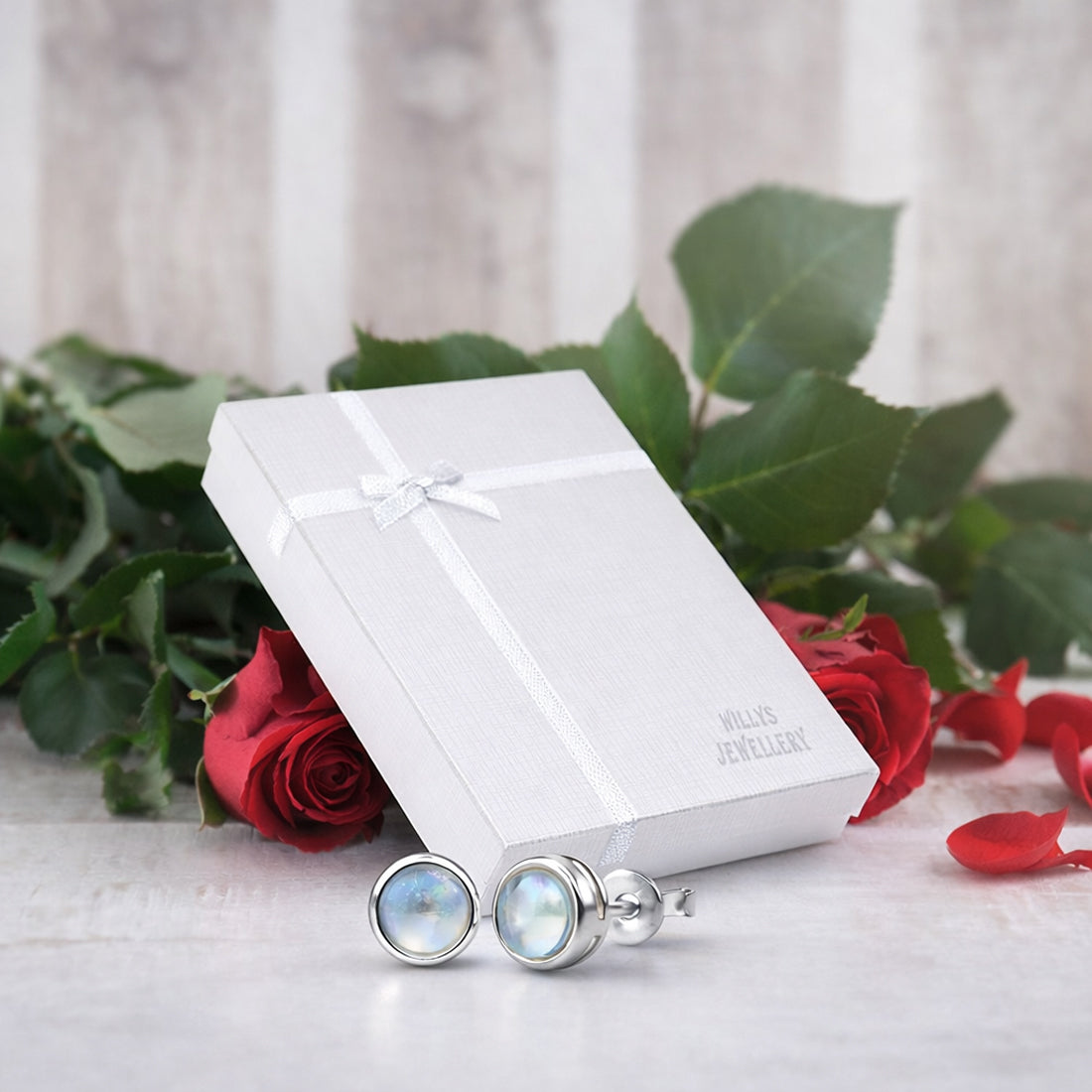 Elegante Ohrstecker aus 925 Sterling Silber mit Regenbogen-Mondstein – zeitloser Glanz & magisch | WILLYS JEWELLERY