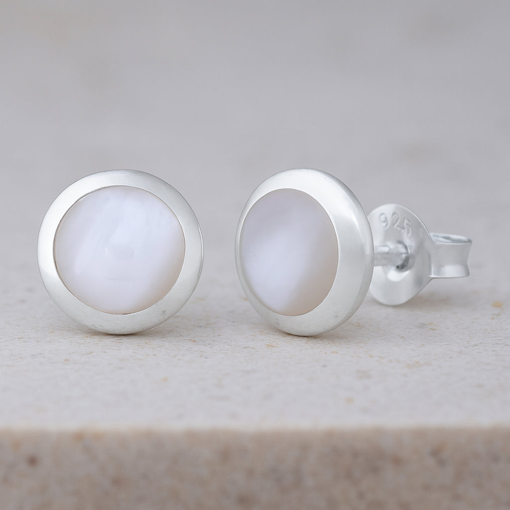 Runde Ohrstecker aus 925 Sterling Silber mit weißem Mondstein – klassische 8-mm-Studs für jeden Tag | WILLYS JEWELLERY