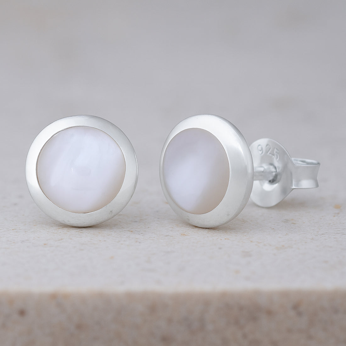 Runde Ohrstecker aus 925 Sterling Silber mit weißem Mondstein – klassische 8-mm-Studs für jeden Tag | WILLYS JEWELLERY
