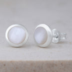 Runde Ohrstecker aus 925 Sterling Silber mit weißem Mondstein – klassische 8-mm-Studs für jeden Tag | WILLYS JEWELLERY