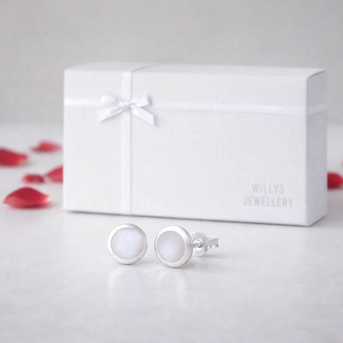 Runde Ohrstecker aus 925 Sterling Silber mit weißem Mondstein – klassische 8-mm-Studs für jeden Tag | WILLYS JEWELLERY