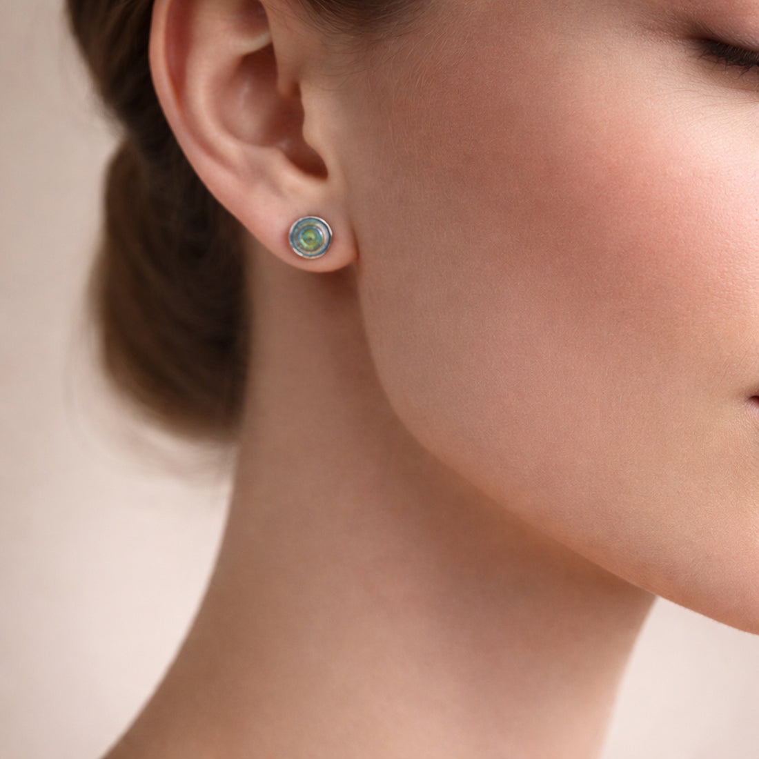 Runde Ohrstecker aus 925 Sterling Silber mit buntem Perlmutt – 8 mm Design-Studs für starke Auftritt | WILLYS JEWELLERY