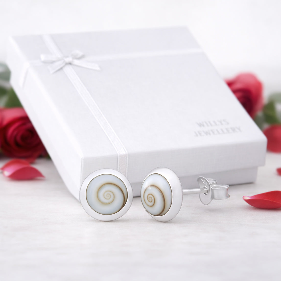 Runde Ohrstecker aus 925 Sterling Silber mit Kreiselschnecke -Naturstein-Studs im maritimen Look | WILLYS JEWELLERY