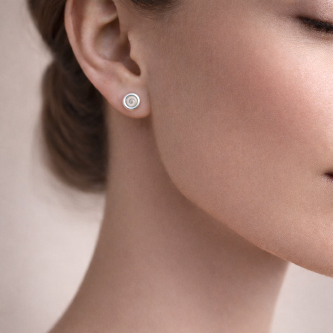 Runde Ohrstecker aus 925 Sterling Silber mit Kreiselschnecke -Naturstein-Studs im maritimen Look | WILLYS JEWELLERY