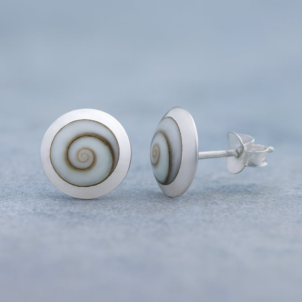 Runde Ohrstecker aus 925 Sterling Silber mit Kreiselschnecke -Naturstein-Studs im maritimen Look | WILLYS JEWELLERY
