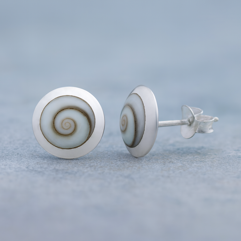 Runde Ohrstecker aus 925 Sterling Silber mit Kreiselschnecke -Naturstein-Studs im maritimen Look | WILLYS JEWELLERY