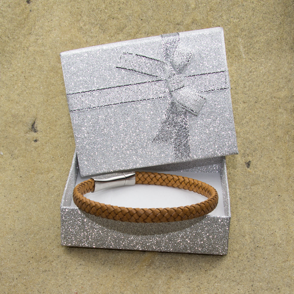 Haselnussbraunes Lederarmband mit poliertem Edelstahlverschluss