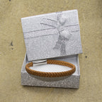 Haselnussbraunes Lederarmband mit poliertem Edelstahlverschluss