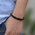 Schwarz-blaues Lederarmband mit fein poliertem Edelstahl